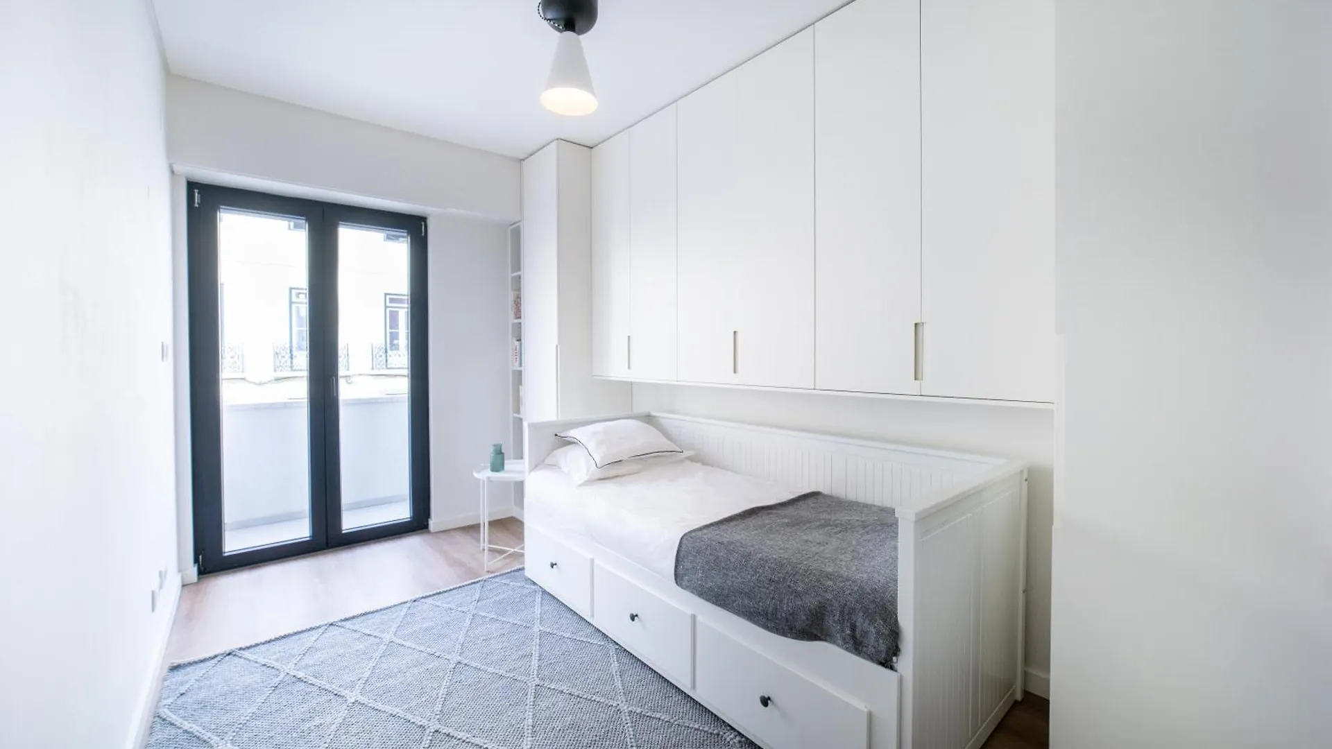 Lusiadas 53 2ºd - Beautiful Two-Bedroom Apartment Lisbon